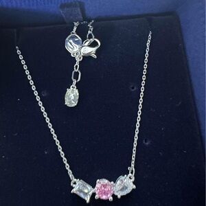 Authantic swarovski brand new Mesmera pendant
Mixed cuts, Pink, Rhodium plated